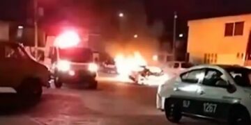 Riña entre pandillas deja un vehículo incendiado y daños en viviendas