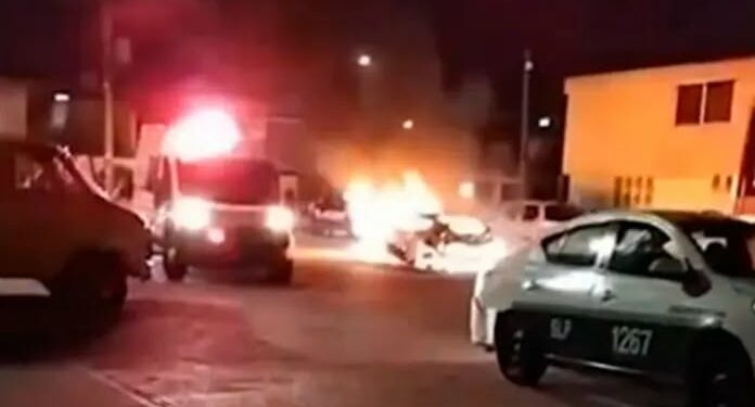 Riña entre pandillas deja un vehículo incendiado y daños en viviendas
