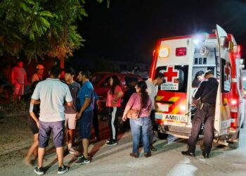 Choque entre automóvil y camioneta moviliza a cuerpos de emergencia