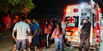 Choque entre automóvil y camioneta moviliza a cuerpos de emergencia