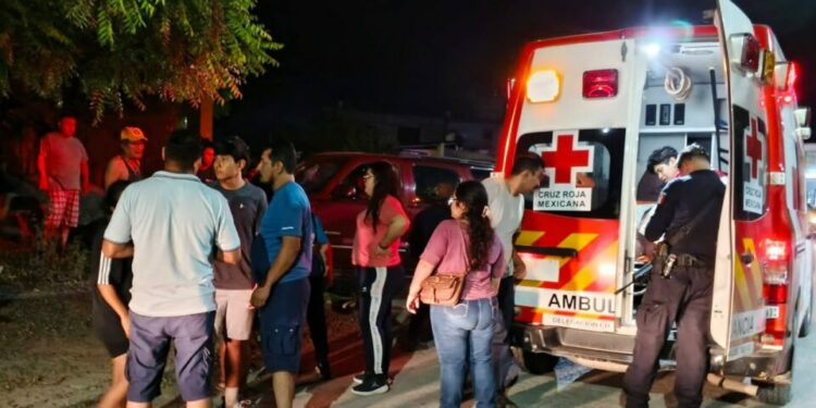 Choque entre automóvil y camioneta moviliza a cuerpos de emergencia