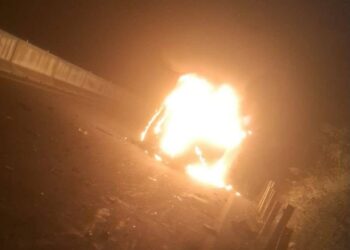 Vuelca y se incendia vehículo en la Valles-Tamazunchale; conductor queda grave