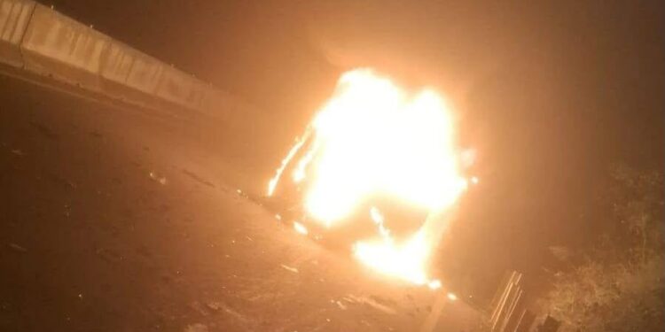 Vuelca y se incendia vehículo en la Valles-Tamazunchale; conductor queda grave