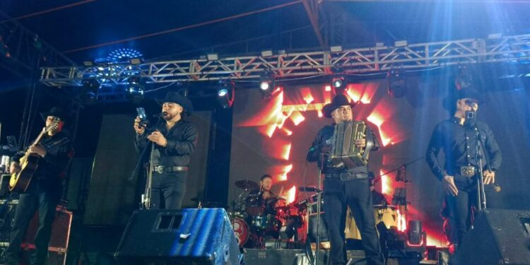 Los Tolekoz ponen a bailar en Bandoleros durante la FENAPO 2026
