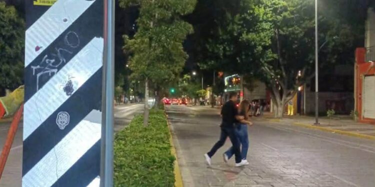 Ayuntamiento repara faroles dañados por vandalismo en avenida Carranza
