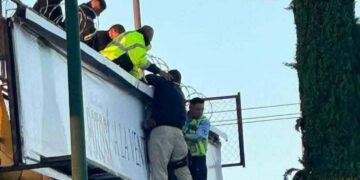 Rescatan a hombre de puente peatonal en la Carretera 57
