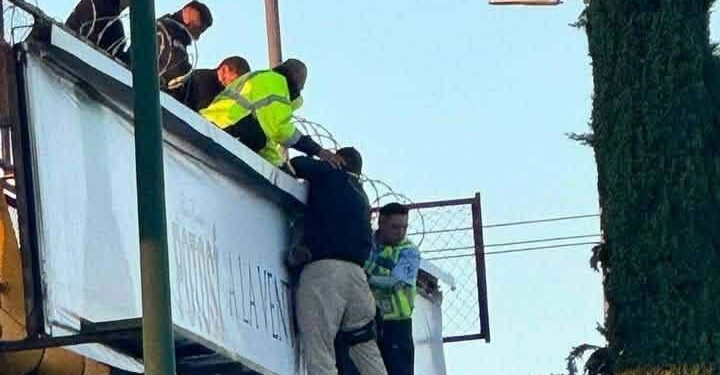 Rescatan a hombre de puente peatonal en la Carretera 57