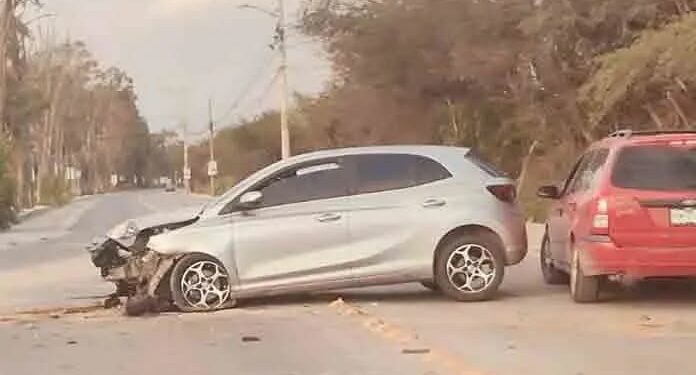Pierde el control y termina contra un árbol en Villa de Pozos