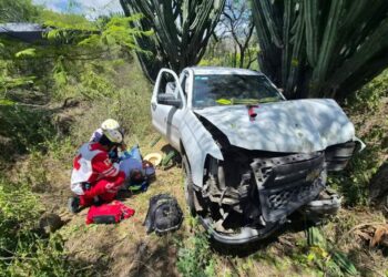 Adulto mayor resulta lesionado tras volcadura en carretera federal