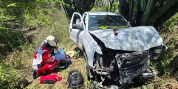 Adulto mayor resulta lesionado tras volcadura en carretera federal