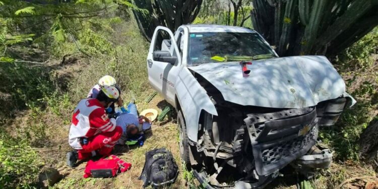 Adulto mayor resulta lesionado tras volcadura en carretera federal