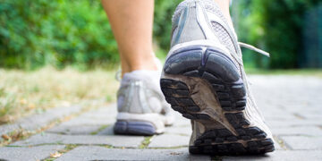 Caminar y bailar, dos hábitos que la ciencia vincula con un cerebro más activo