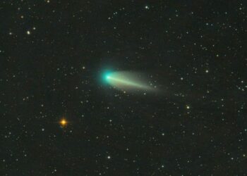 Cometa aumenta su brillo en más de 10 mil veces, ¿qué significa?