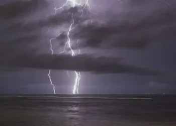 VIDEO | Mujer muere tras ser alcanzada por un rayo en playa de Brasil