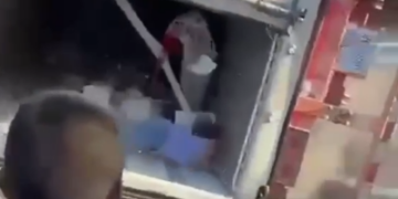 VIDEO | Rapiña en tráiler volcado casi termina en tragedia en Villa de Reyes