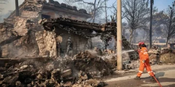 Incendios en Salamina, Grecia, dejan dos muertos y cientos de evacuados