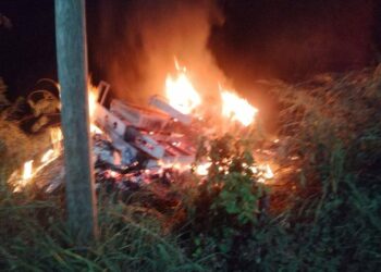 Camión choca contra camioneta y termina incendiado en Tancanhuitz