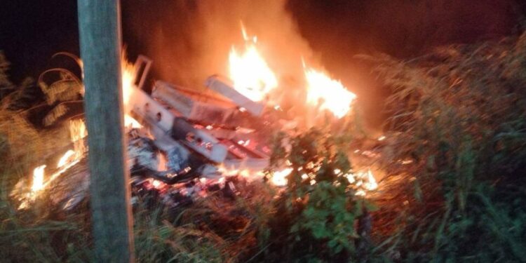 Camión choca contra camioneta y termina incendiado en Tancanhuitz
