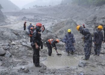 Nepal eleva a 903 los muertos y a 4,247 los desaparecidos por la devastadora riada