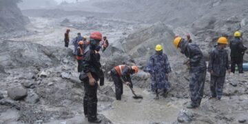 Nepal eleva a 903 los muertos y a 4,247 los desaparecidos por la devastadora riada