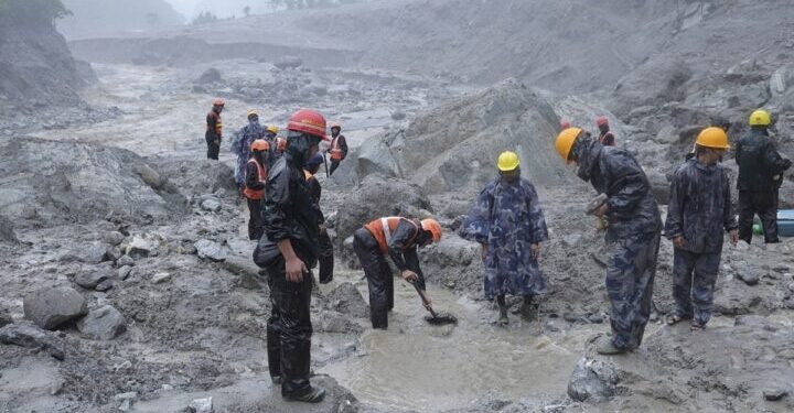 Nepal eleva a 903 los muertos y a 4,247 los desaparecidos por la devastadora riada