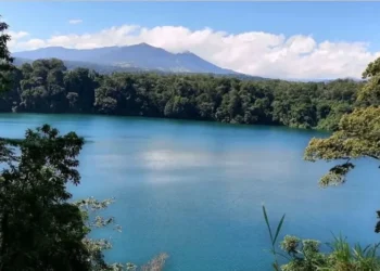 Muere cónsul de Alemania en Costa Rica mientras nadaba en una laguna