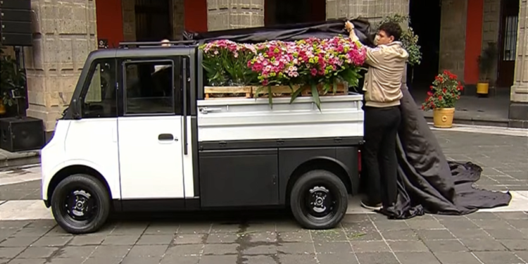 Sheinbaum presenta Olinia Carga, el nuevo vehículo eléctrico para transportar mercancías