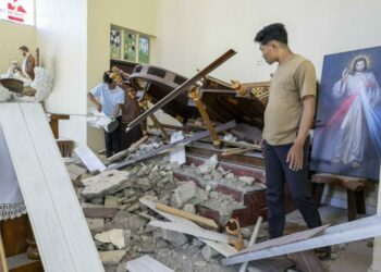 Van 68 muertos en Indonesia tras terremoto