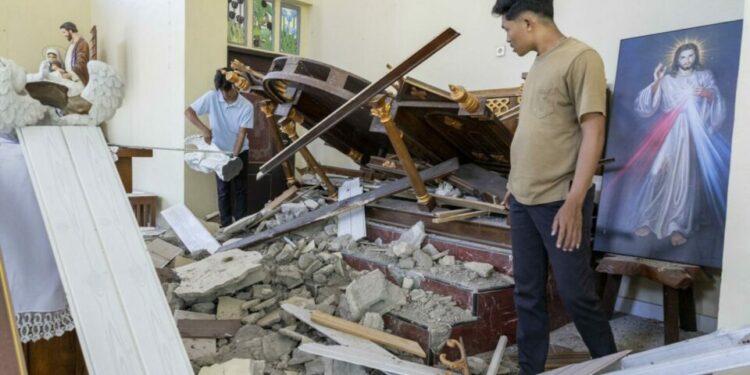 Van 68 muertos en Indonesia tras terremoto
