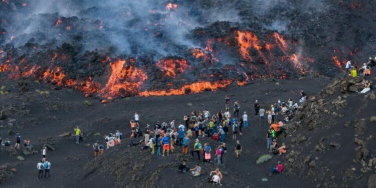 Turista muere al escalar el volcán Etna; fue impactado por un rayo
