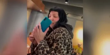 VIDEO | Extranjera exige a barista quitarse diadema mexicana en CDMX y una clienta la confronta