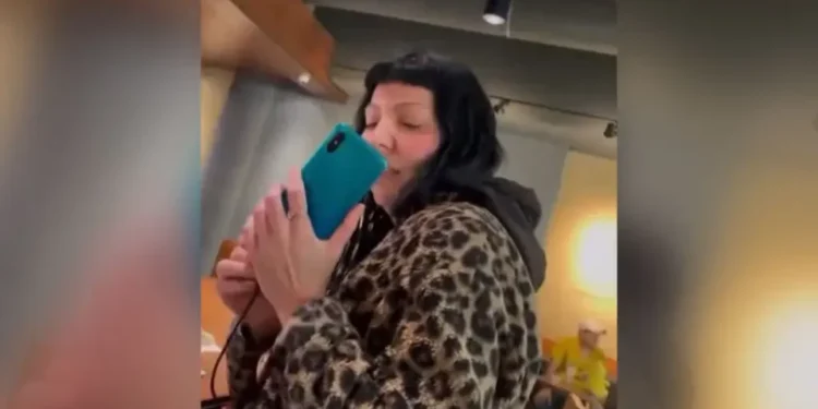 VIDEO | Extranjera exige a barista quitarse diadema mexicana en CDMX y una clienta la confronta