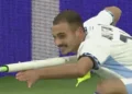 Polémica en la UEFA: Jugador de Israel festeja con arma simulada y recibe tarjeta roja