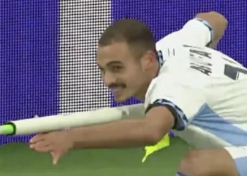 Polémica en la UEFA: Jugador de Israel festeja con arma simulada y recibe tarjeta roja