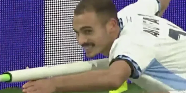 Polémica en la UEFA: Jugador de Israel festeja con arma simulada y recibe tarjeta roja