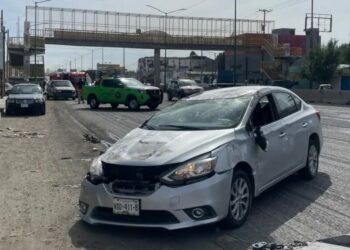 Choque y volcadura dejan tres personas lesionadas en carretera a Rioverde