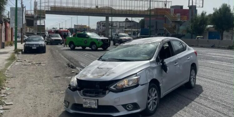 Choque y volcadura dejan tres personas lesionadas en carretera a Rioverde
