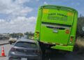 Auto queda incrustado debajo de camión de transporte de personal en la carretera 57