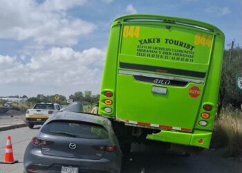 Auto queda incrustado debajo de camión de transporte de personal en la carretera 57