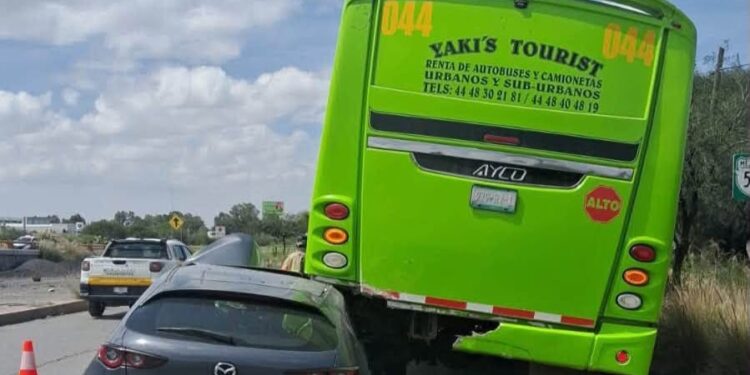 Auto queda incrustado debajo de camión de transporte de personal en la carretera 57