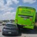 Auto queda incrustado debajo de camión de transporte de personal en la carretera 57
