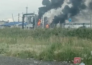 Ucrania ataca refinería a 250 kilómetros de Moscú y aeródromo militar en el sur de Rusia