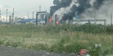 Ucrania ataca refinería a 250 kilómetros de Moscú y aeródromo militar en el sur de Rusia