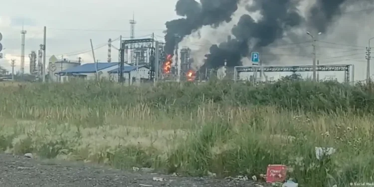 Ucrania ataca refinería a 250 kilómetros de Moscú y aeródromo militar en el sur de Rusia