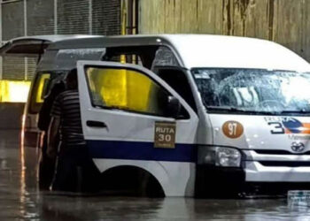 Mueren 6 personas en combi que quedó varada en inundación en Tultitlán