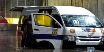 Mueren 6 personas en combi que quedó varada en inundación en Tultitlán