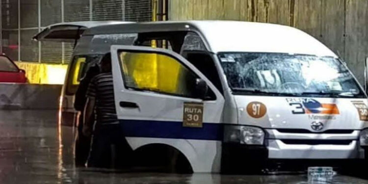 Mueren 6 personas en combi que quedó varada en inundación en Tultitlán