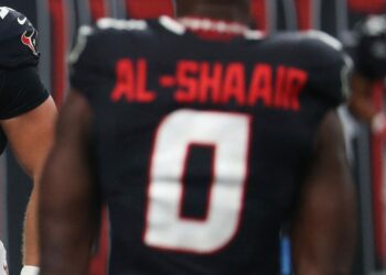 Multa NFL a jugador de los Texans por mostrar nombre de una niña palestina muerta