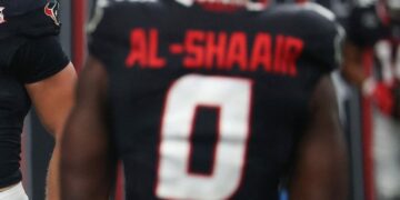 Multa NFL a jugador de los Texans por mostrar nombre de una niña palestina muerta
