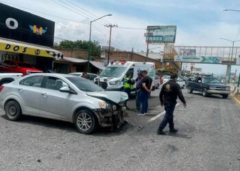 Auto choca contra muro en carretera a Rioverde